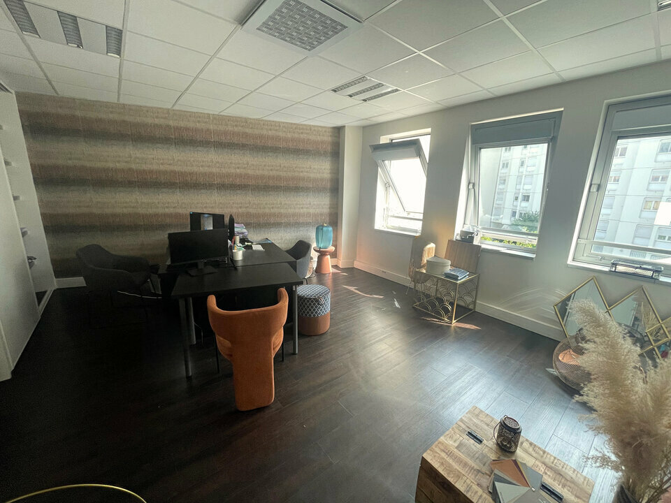 Office in Villeurbanne for lease Interior Photo- Image 1 of 5