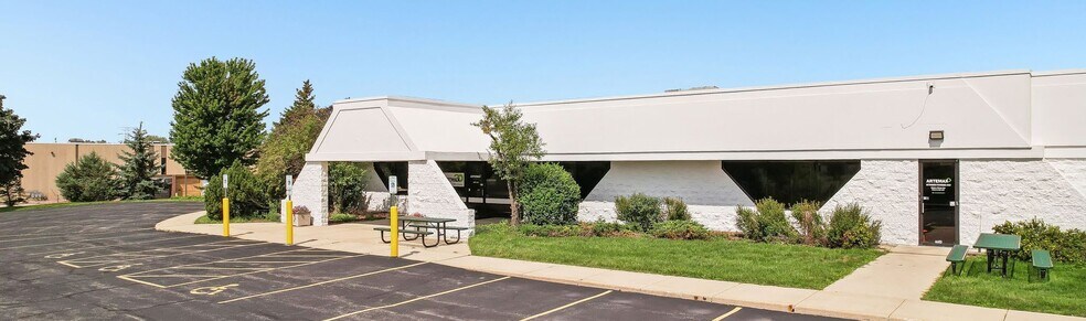 16000 W Rogers Dr, New Berlin, WI à vendre - Photo du bâtiment - Image 3 de 8
