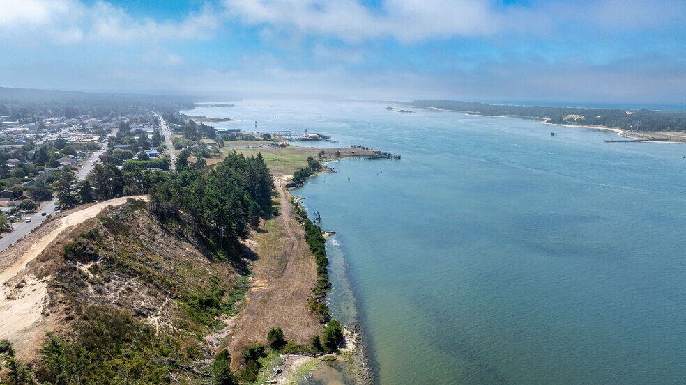 516 Taylor Ave, Coos Bay, OR à vendre - Photo du bâtiment - Image 3 de 7
