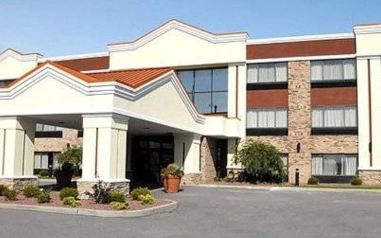 Michigan City Hospitality Properties portfolio of 2 properties for sale on LoopNet.ca Primary Photo- Image 1 of 3