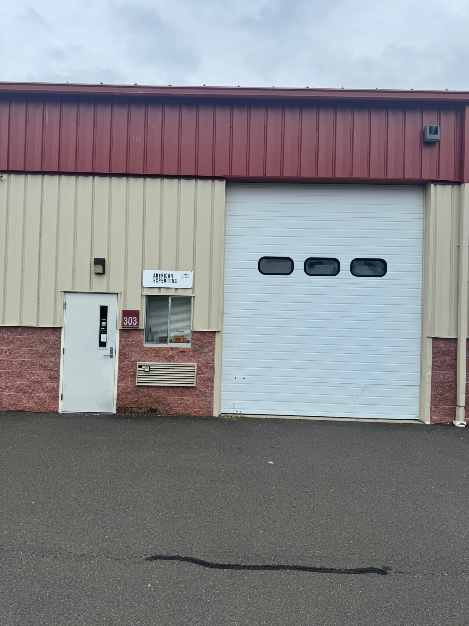 200 Old County Cir, Windsor Locks, CT for lease Interior Photo- Image 1 of 8
