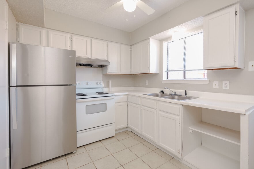 2813 Wimbledon Ct, Garland, TX for sale - Building Photo - Image 3 of 15