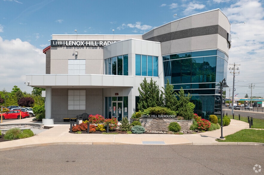 3235 Hempstead Tpke, Levittown, NY for sale - Primary Photo - Image 1 of 9