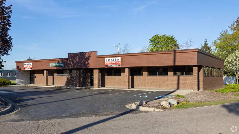 341-347 Pontiac Trail, Walled Lake, MI à vendre - Photo principale - Image 1 de 12