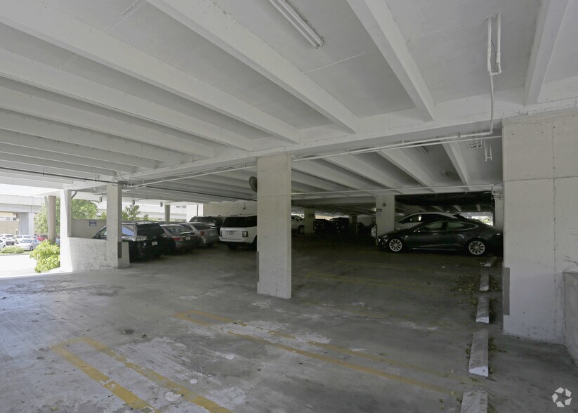 4649 Ponce de Leon Blvd, Coral Gables, FL à louer - Photo du bâtiment - Image 3 de 4