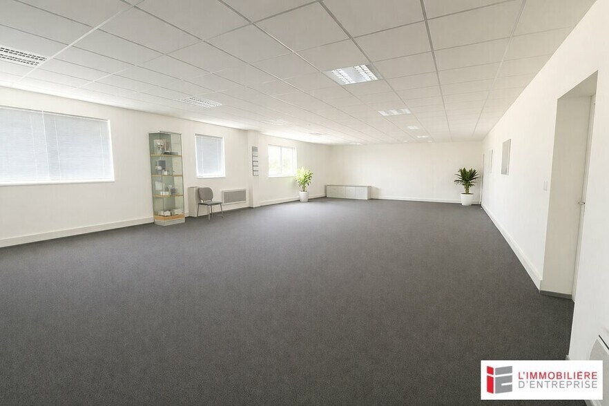Flex in Rennes for lease - Interior Photo - Image 3 of 3