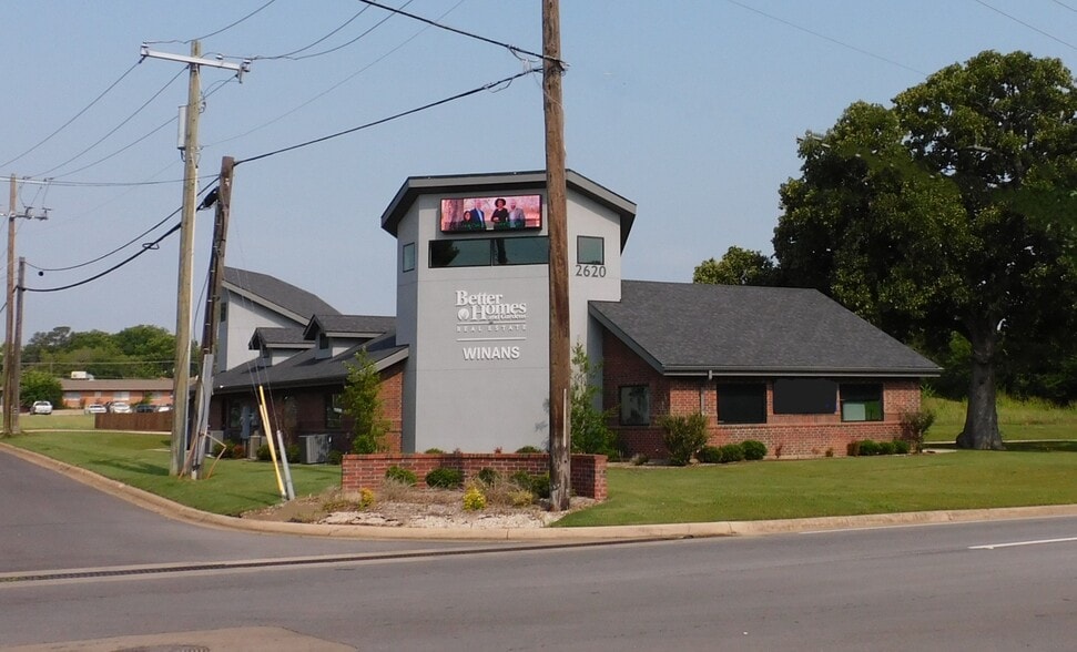 2620 N Travis St, Sherman, TX à louer - Photo du bâtiment - Image 2 de 4