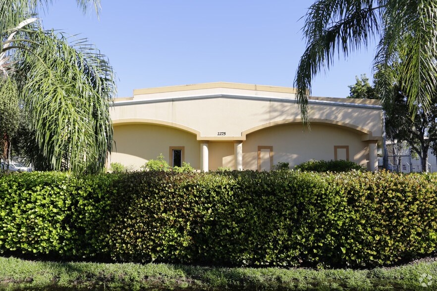 2275 Bruner Ln, Fort Myers, FL à louer - Photo du bâtiment - Image 2 de 4