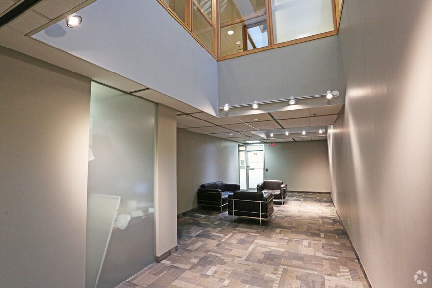 2116 27th Ave NE, Calgary, AB à louer - Photo intérieure - Image 2 de 8