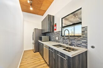 4207-4215 W Jefferson Blvd, Los Angeles, CA à louer Photo intérieure- Image 1 de 9