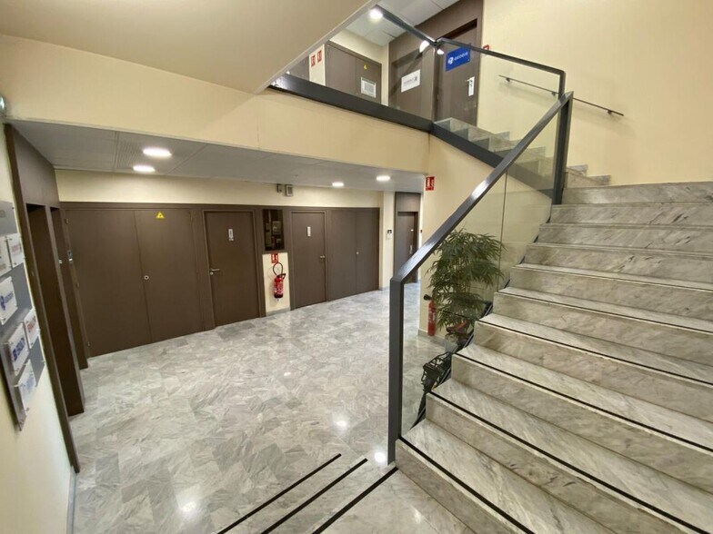 Office in Bron for lease - Lobby - Image 2 of 6
