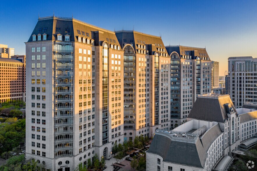 100 Crescent Ct, Dallas, TX à louer - Photo du bâtiment - Image 1 de 11