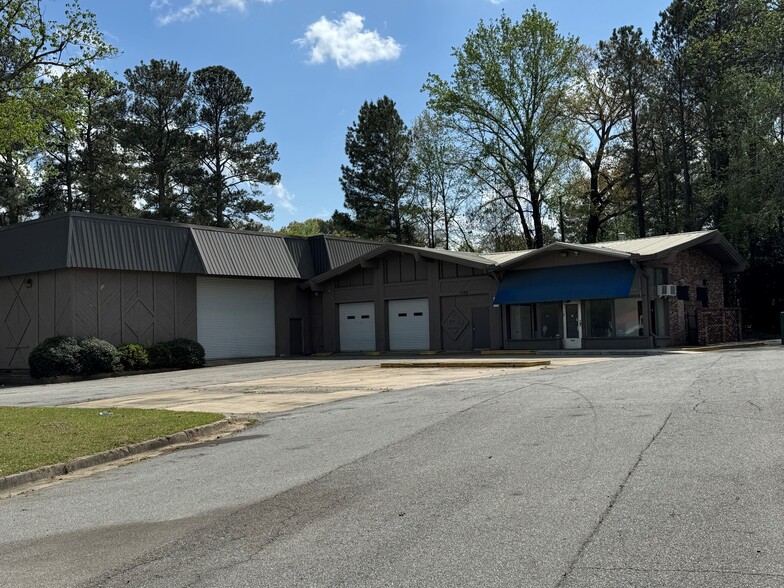 5322 S Cobb Dr, Smyrna, GA à louer - Photo du bâtiment - Image 1 de 1