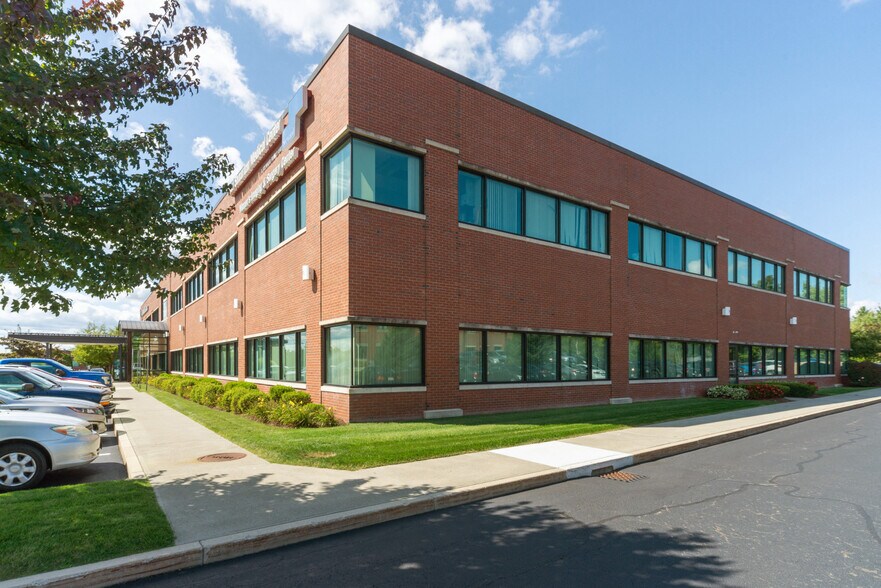 15 Roche Brothers Way, North Easton, MA à louer - Photo du bâtiment - Image 2 de 4