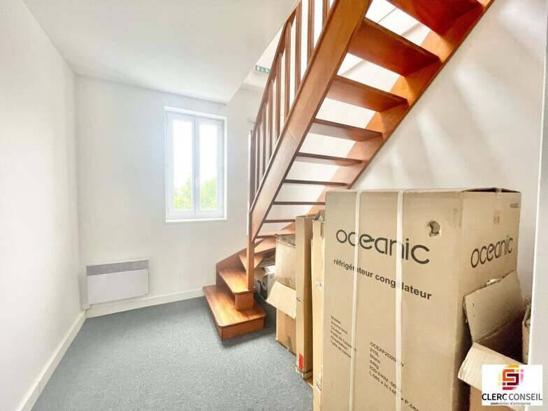 Office in Rouen for lease - Interior Photo - Image 3 of 12