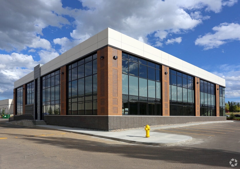 8560 Roper Rd, Edmonton, AB for lease - Building Photo - Image 2 of 6