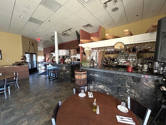 Plus de détails pour 580 Wolcott St, Waterbury, CT - Commerce de détail à louer