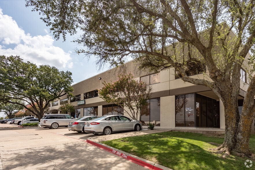 1702 Minters Chapel Rd, Grapevine, TX à louer - Photo du bâtiment - Image 2 de 3