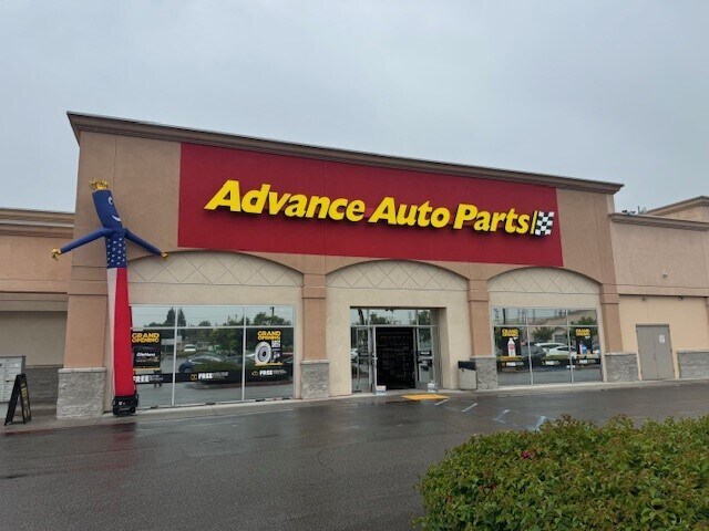 568-618 S Mount Vernon Ave, San Bernardino, CA à louer - Photo du bâtiment - Image 2 de 6