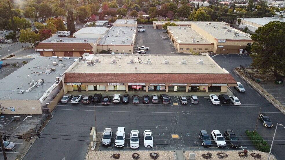 5051 College Oak Dr, Sacramento, CA à louer - Photo du bâtiment - Image 2 de 13