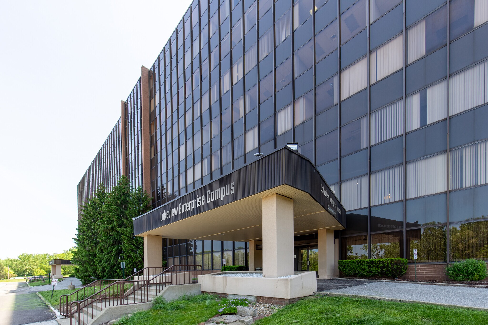 26300 Euclid Ave, Cleveland, OH à louer Photo du bâtiment- Image 1 de 31