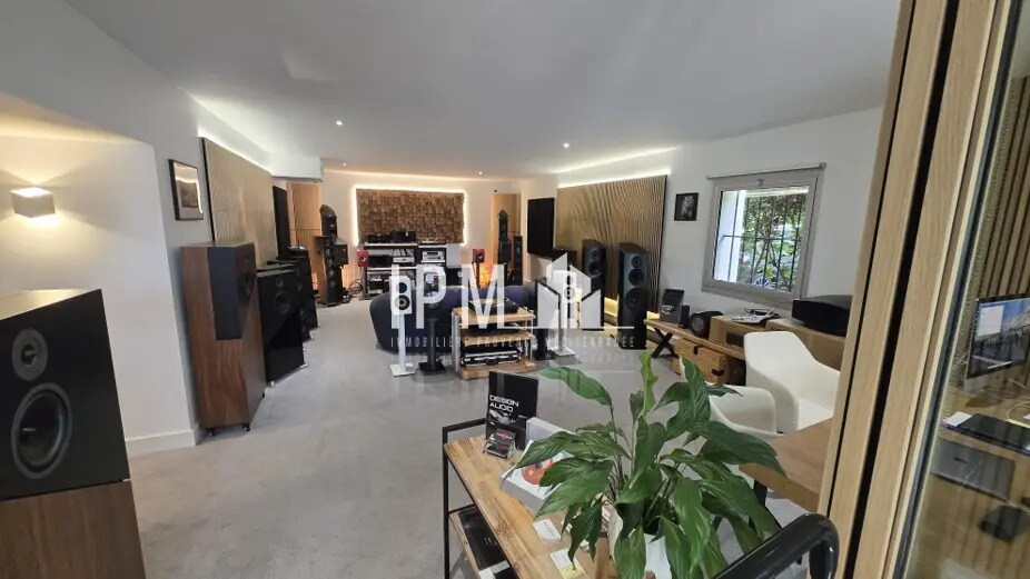 Retail in Aix-en-Provence for lease Interior Photo- Image 1 of 7