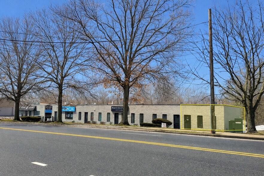 232 N Belle Mead Rd, East Setauket, NY à louer - Photo du bâtiment - Image 1 de 7