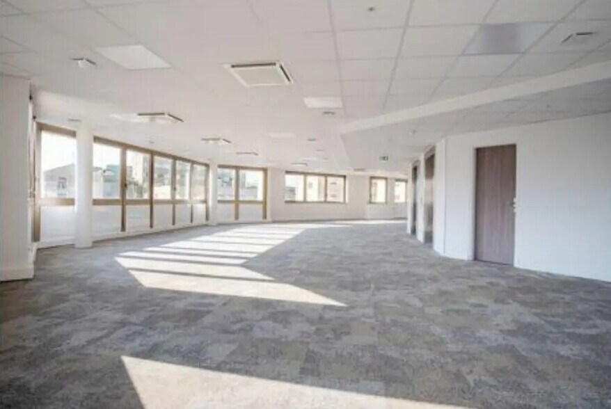 Office in Levallois-Perret for lease - Building Photo - Image 3 of 8