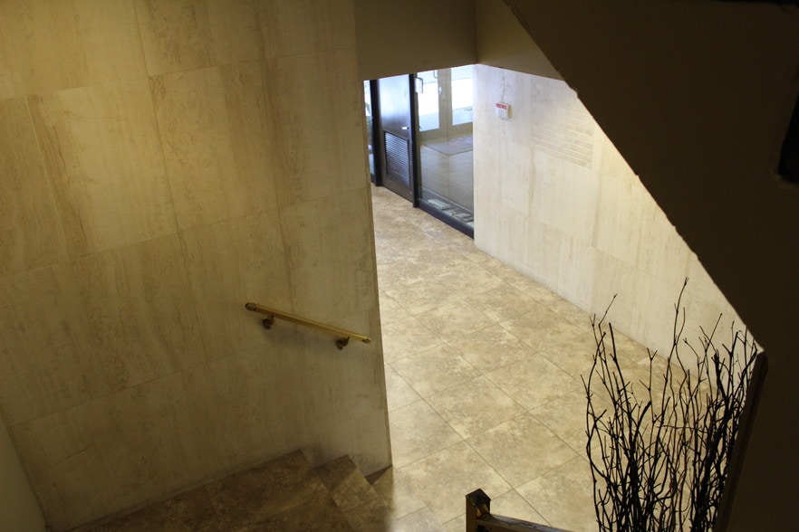 915 NE 125th St, Miami, FL for lease - Lobby - Image 2 of 13