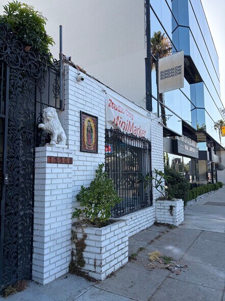 11128 Ventura Blvd, Studio City, CA à louer - Photo du bâtiment - Image 3 de 10