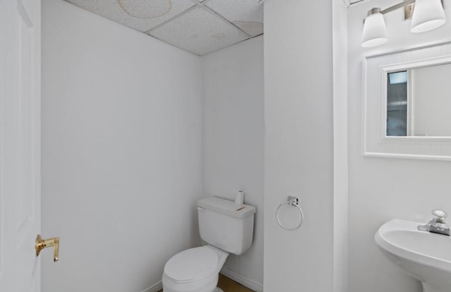 195 Main St, Lucan Biddulph, ON for sale - Interior Photo - Image 2 of 34