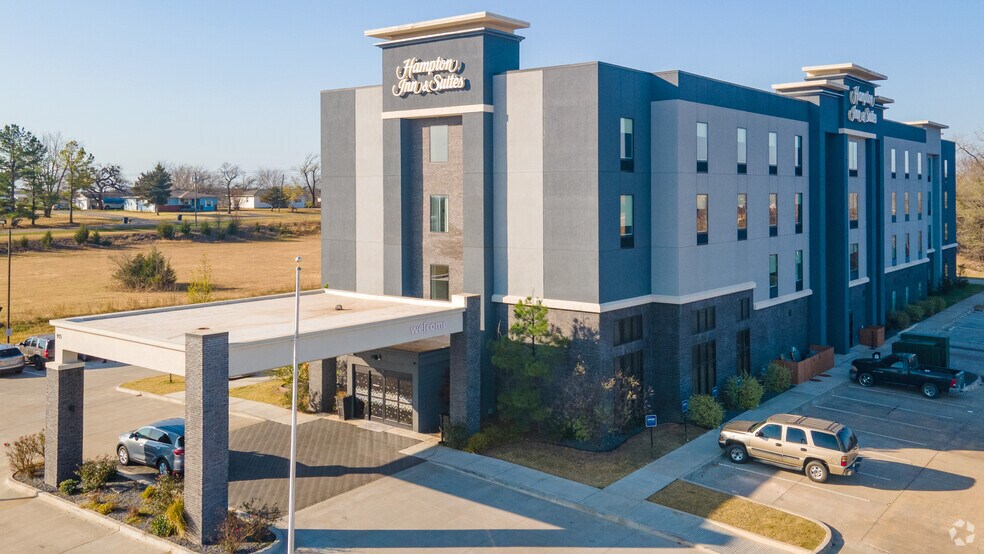 915 Ada Webb Dr, Stroud, OK à vendre - Photo du bâtiment - Image 2 de 20