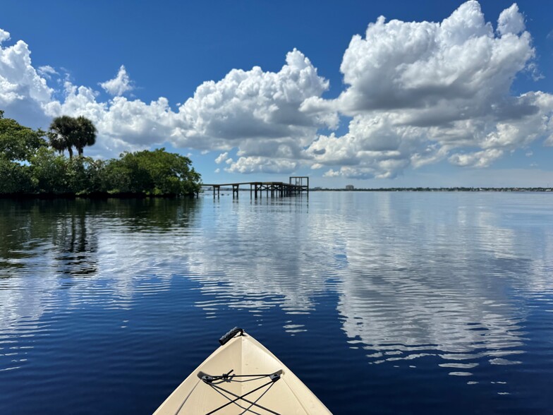 3120-3131 E Riverside Dr, Fort Myers, FL for lease - Building Photo - Image 2 of 25