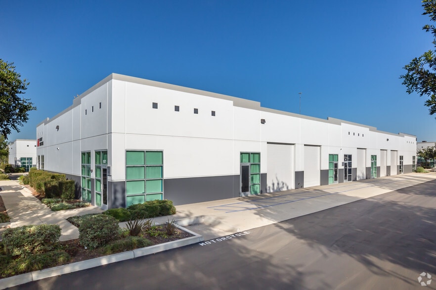 2350-2380 Eastman Ave, Oxnard, CA for lease - Primary Photo - Image 1 of 14