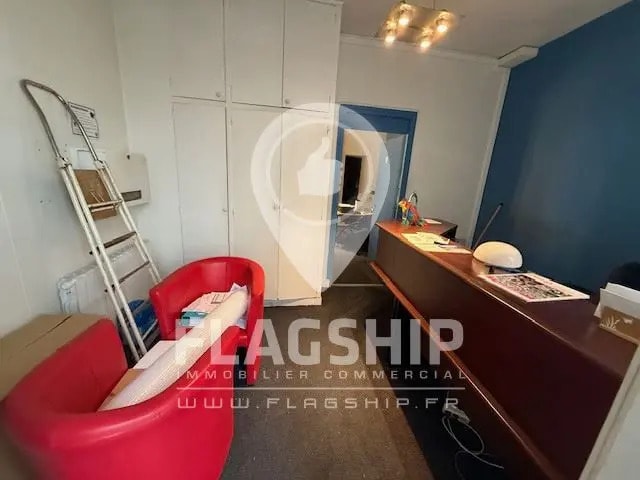 Retail in Levallois-Perret for lease Building Photo- Image 1 of 10