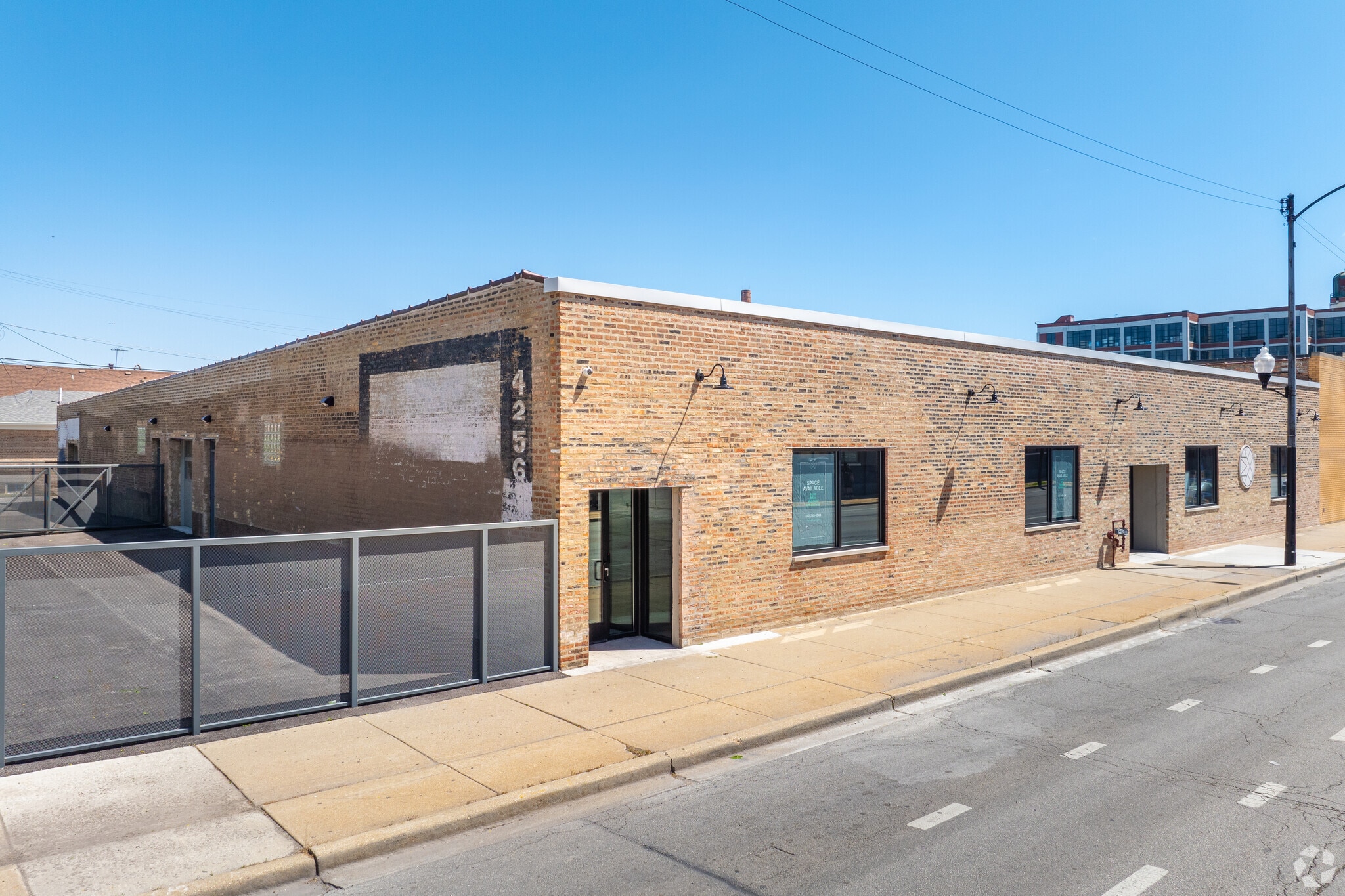 4256 W Diversey Ave, Chicago, IL à louer Photo du bâtiment- Image 1 de 9