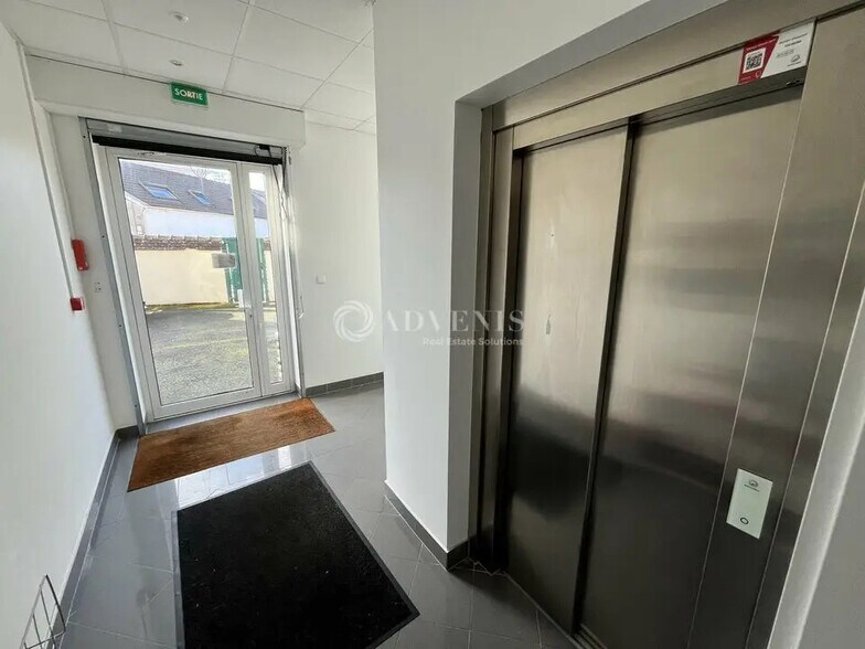 Office in Dammarie-les-Lys for sale - Lobby - Image 3 of 12