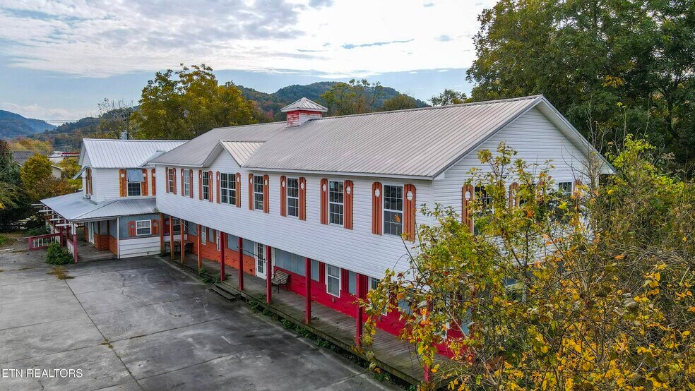 390 Cherohala Skwy, Tellico Plains, TN à vendre - Photo du bâtiment - Image 3 de 3