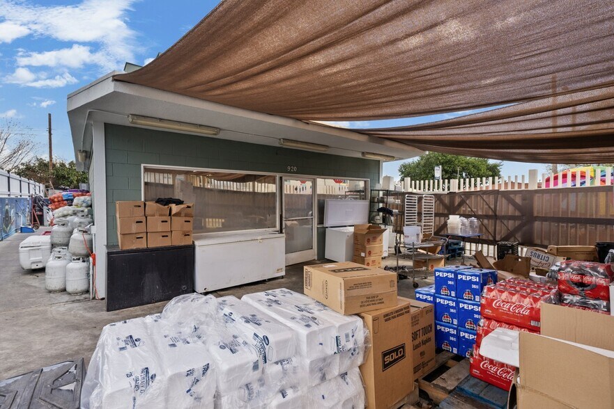 920 N Bonnie Beach Pl, Los Angeles, CA à vendre - Photo du bâtiment - Image 2 de 30