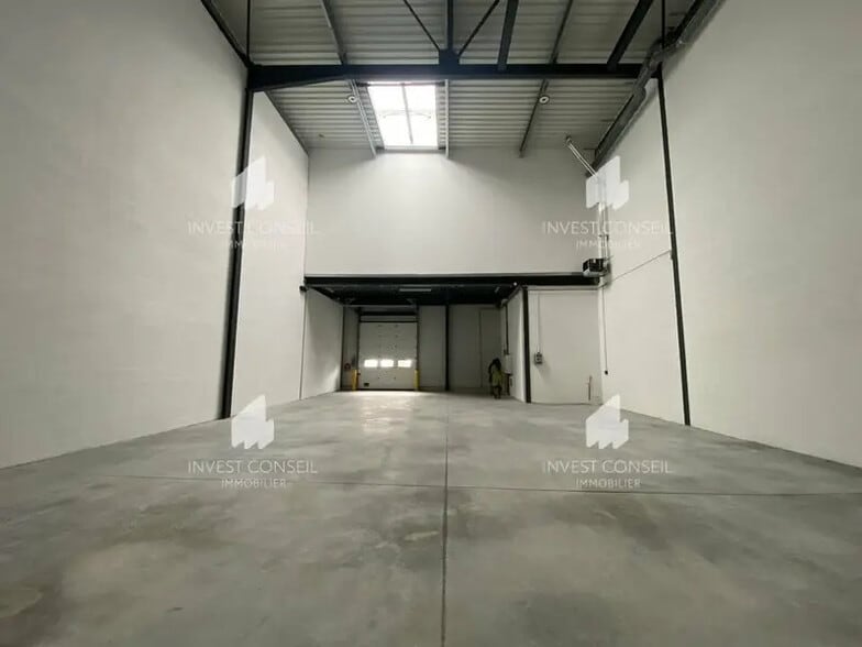 16 Rue Ampère, Pontoise for lease - Interior Photo - Image 3 of 15