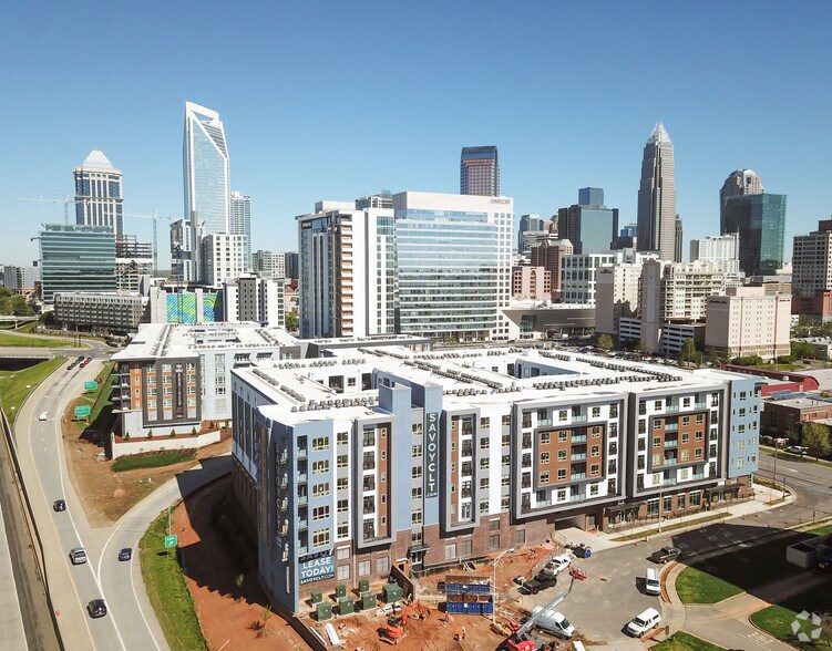 650 E Brooklyn Village Ave, Charlotte, NC à louer - Photo principale - Image 1 de 109
