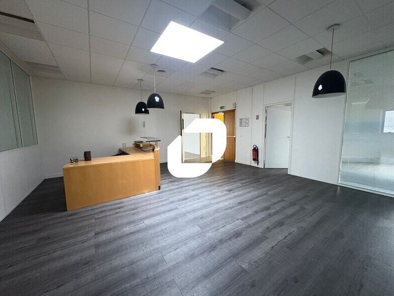 Flex in Jouy-en-Josas for lease - Interior Photo - Image 2 of 12