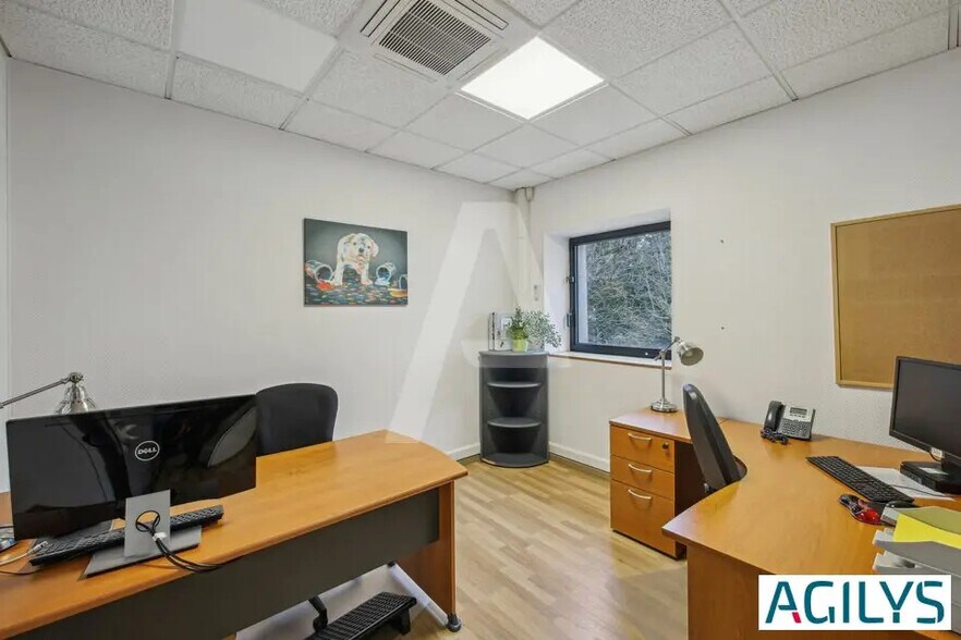 Office in Les Ulis for lease - Interior Photo - Image 2 of 6