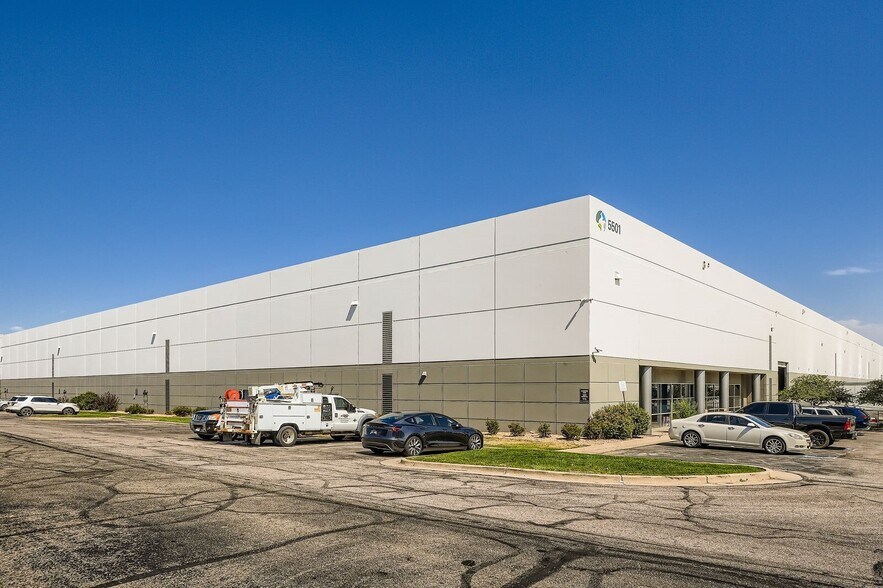 5501 Peoria St, Denver, CO à louer - Photo du bâtiment - Image 2 de 4