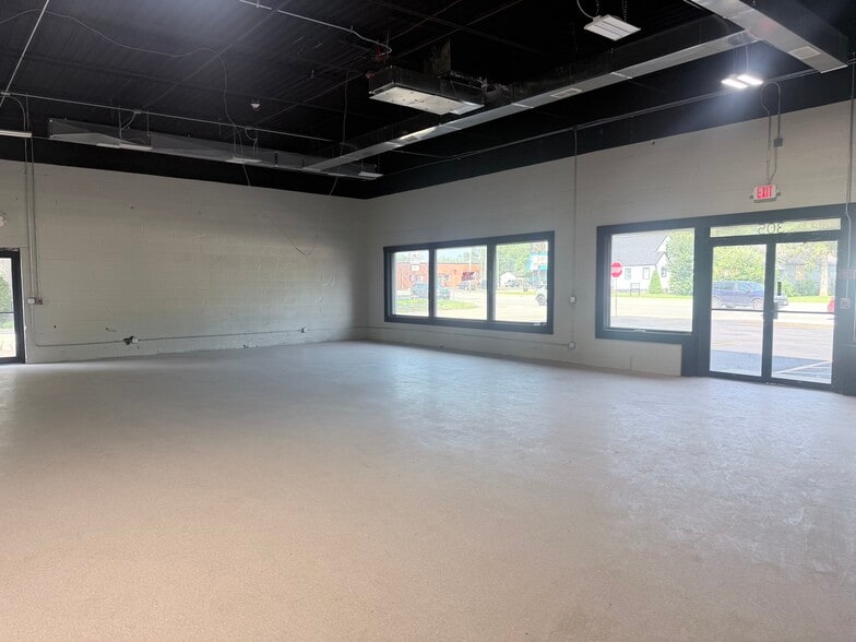 305-325 S Kennedy Dr, Bradley, IL for lease - Building Photo - Image 3 of 8
