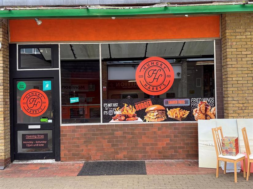 2-24 The Row, New Ash Green à louer Photo du bâtiment- Image 1 de 2