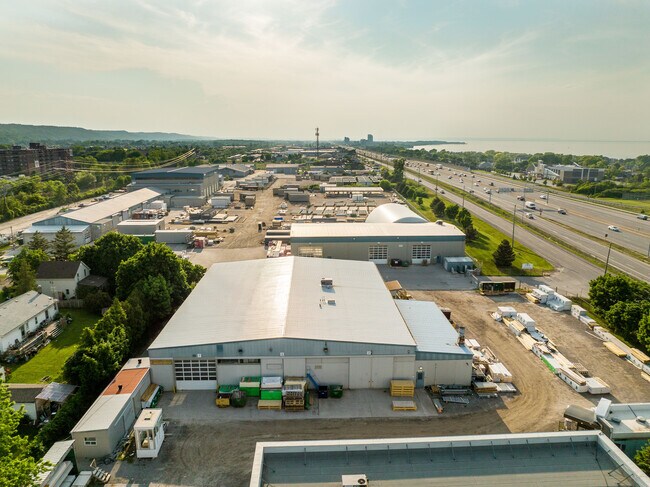 Plus de détails pour 115 S Service Road – à vendre, Grimsby, ON