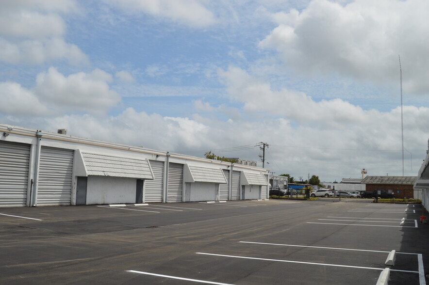 2099 NW 141st St, Opa Locka, FL for lease - Building Photo - Image 3 of 4