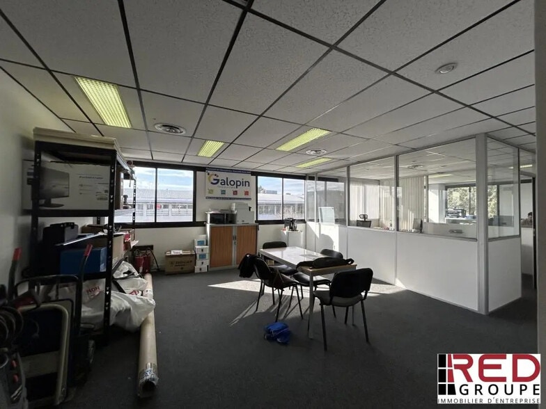 Avenue Du Club Hippique, Aix-en-Provence for lease - Building Photo - Image 3 of 4