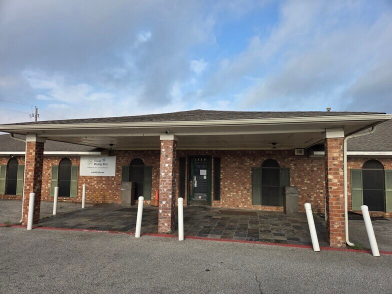 1339 N Masters Dr, Dallas, TX à vendre - Photo du bâtiment - Image 2 de 37